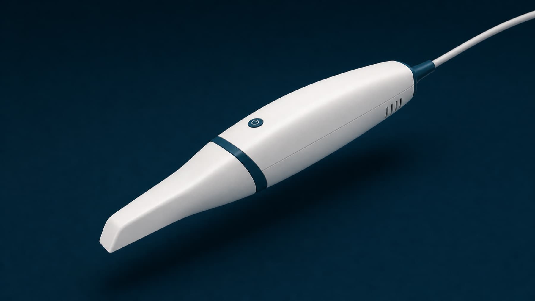 Intraoralscanner als Studio-Aufnahme vor tiefem Petrol, ohne Beschriftung