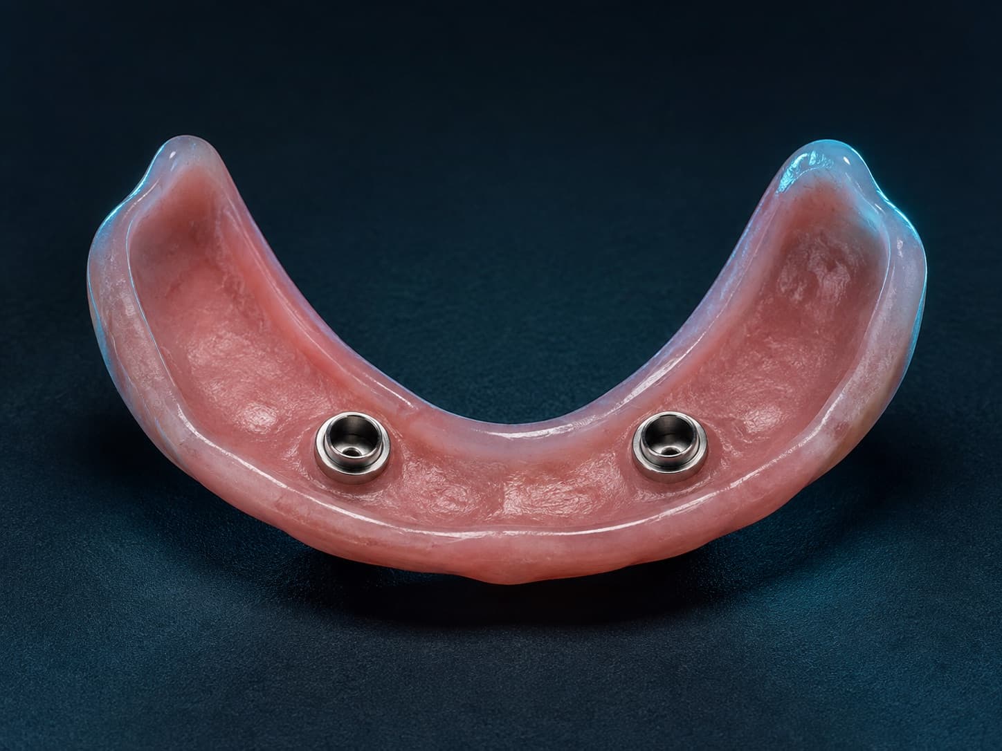 Deckprothese von der Basisseite mit zwei eingearbeiteten Metallgehäusen.