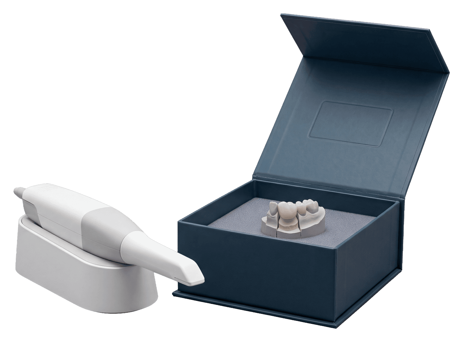 Intraoralscanner in der Ladestation neben der Versandbox des Labors mit einer fertigen Krone auf dem Modell